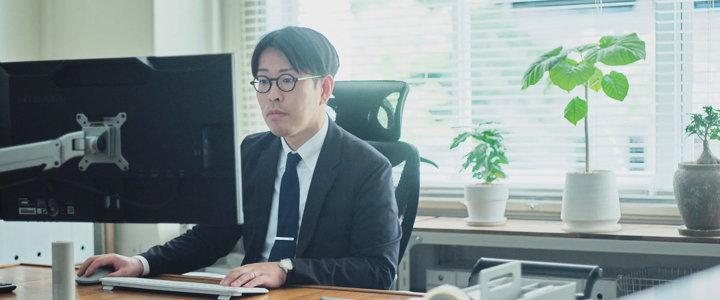 モニターを見ながら作業をする代表税理士倉山数正