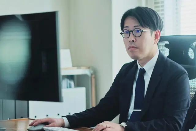 モニターを見ながら作業をする代表税理士